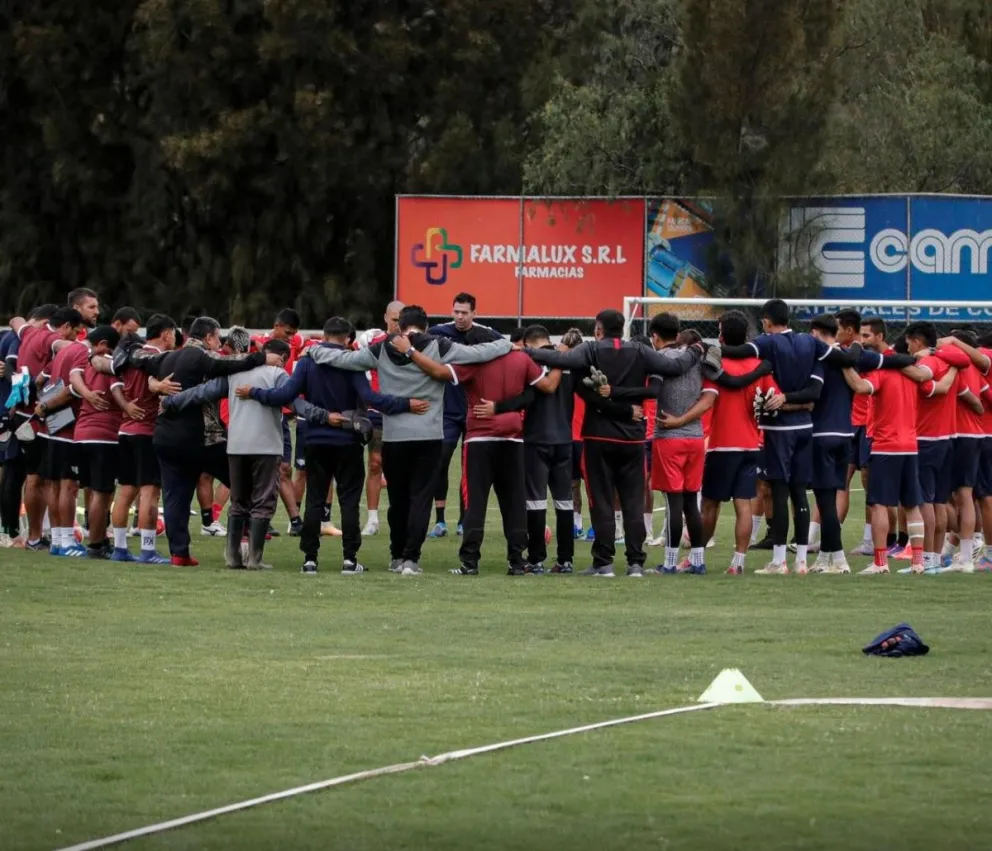 Jugadores de Wilstermann en la previa de una práctica. Foto: Wilstermann.