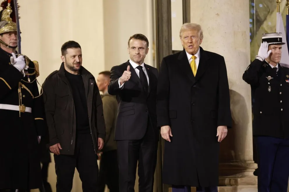 El presidente francés, Emmanuel Macron (c); el presidente electo de Estados Unidos, Donald Trump (d), y al presidente ucraniano, Volodímir Zelenski (i) abandonan el Eliseo el fin de semana. Foto: EFE