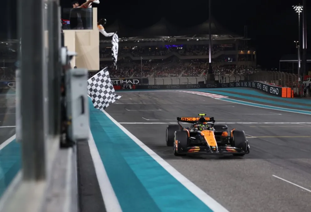 Lando Norris cruza la meta primero en el Gran Premio de Abu Dabi. Foto: EFE