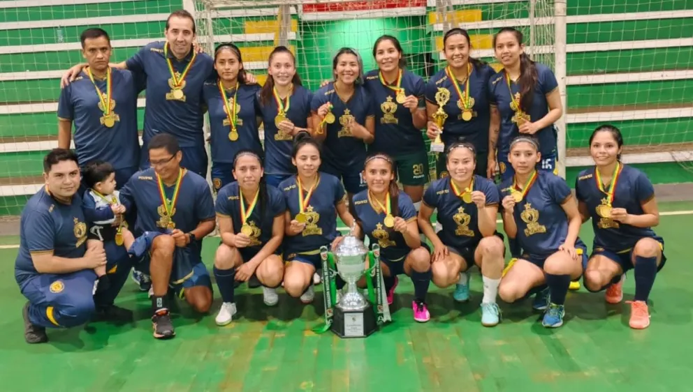 El plantel de Víctor Muriel con si trofeo de campeón. Foto: Comisión de Futsal Bolivia.