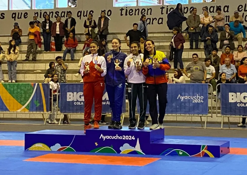 Nieto (de blanco) en el podio de premiación de los Juegos. Foto: Feboka.