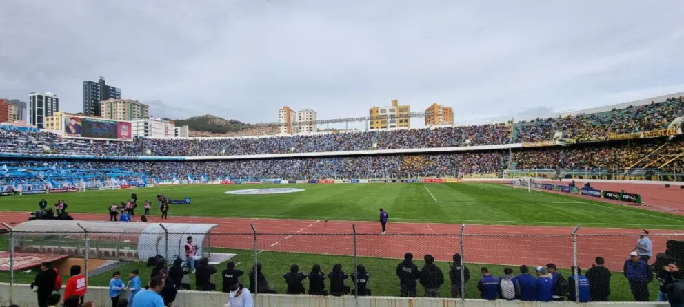 Una vista del estadio Hernando Siles en la previa del clásico entre Bolívar y The Strongest. Foto: Marcelo Avendaño. 