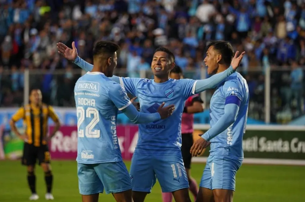 Ramiro Vaca celebra con sus compañeros el tercer gol del Superclásico 299. Foto: APG