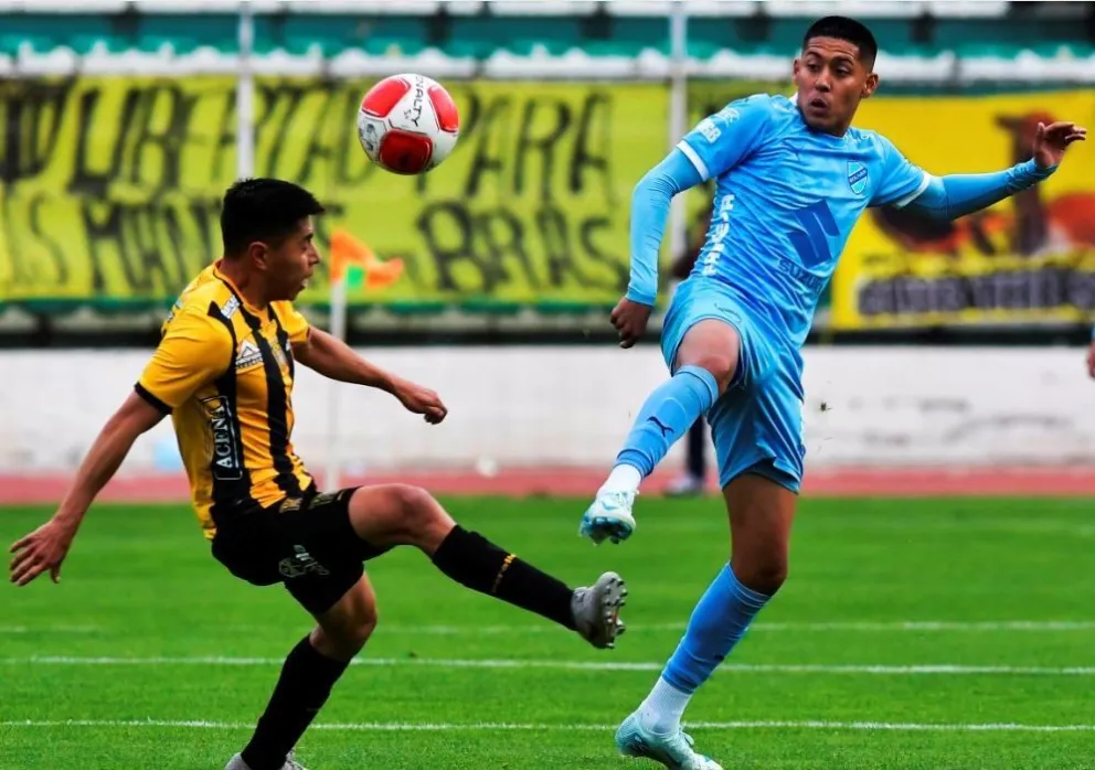 Ramiro Vaca disputa el balón con Diego Wayar, el celeste acumuló cinco amarillas. Foto: APG