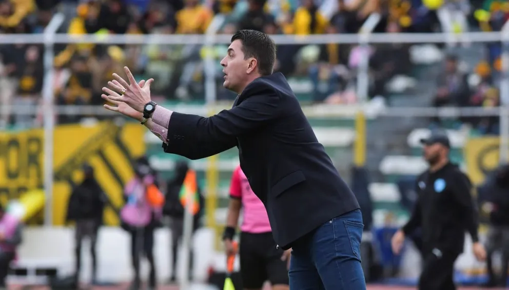 Ismael Rescalvo, entrenador de The Srongest, da instrucciones a sus jugadores durante el Superclásico. Foto: APG