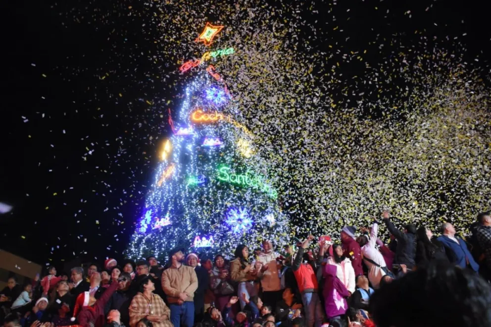 Imagen del árbol de Navidad adornado en la Plaza Murillo. Foto APG.