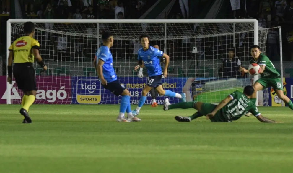 Una incidencia del juego disputado en el estadio Tahuichi Aguilera. Foto: APG.