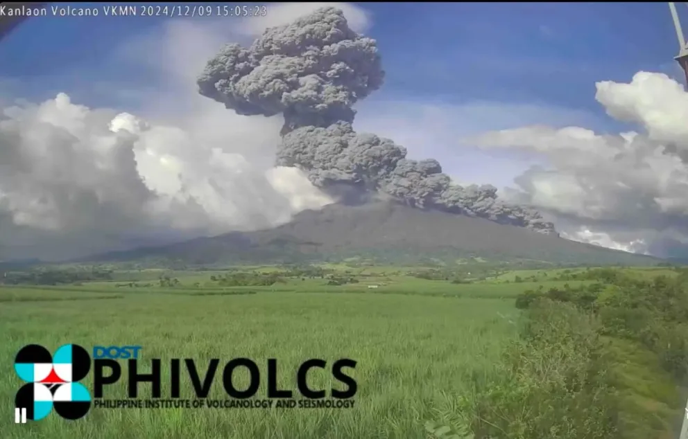 Momento de la erupción del volcán filipino Kanlaon, en la isla de Negros. Foto: EFE 