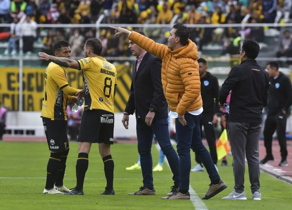 Miembros del cuerpo técnico y jugadores de The Strongest conversan cuando el resultado les era adverso. Foto: APG
