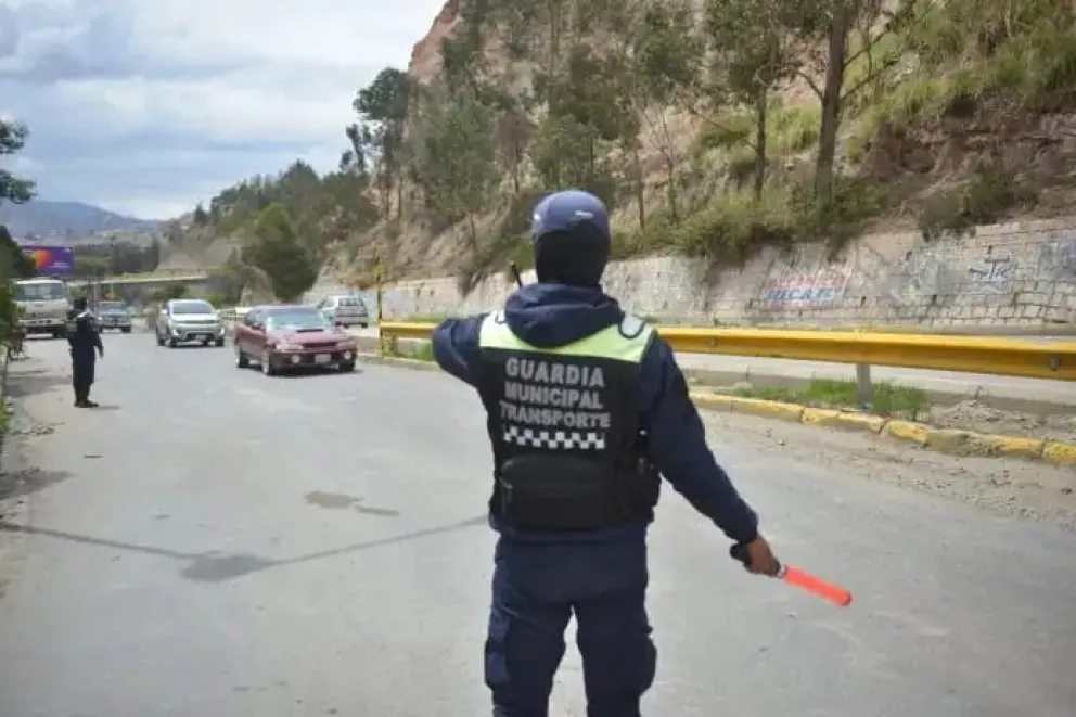 Guardia municipal en la avenida Kantutani, luego de su reapertura. Foto: GAMLP