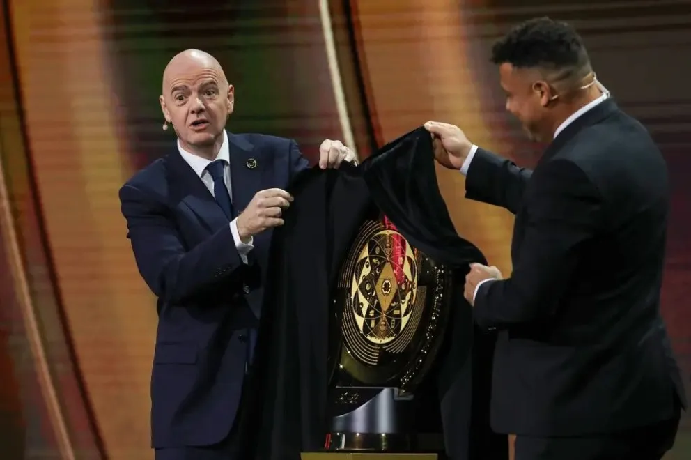 Gianni Infantino (izq.), presidente de FIFA, y el astro brasileño Ronaldo Nazario presentaron el trofeo. Foto: FIFA