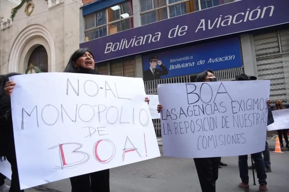 Trabajadores de agencias de viaje protestan en puertas de oficinas de BoA. Foto: APG.