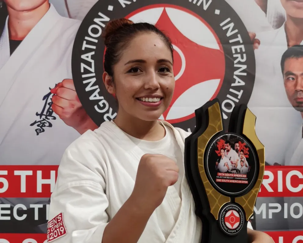 Beltrán con su trofeo de campeona en Brasil. Foto: Feboka.
