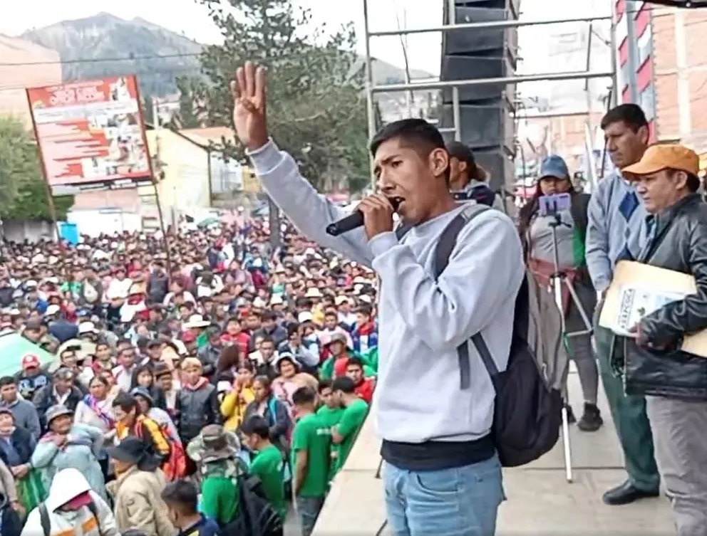 El nuevo presidente de Adepcoca, Daynor Choque Chuquimia, ante los cocaleros que lo eligieron. Foto: Captura de video