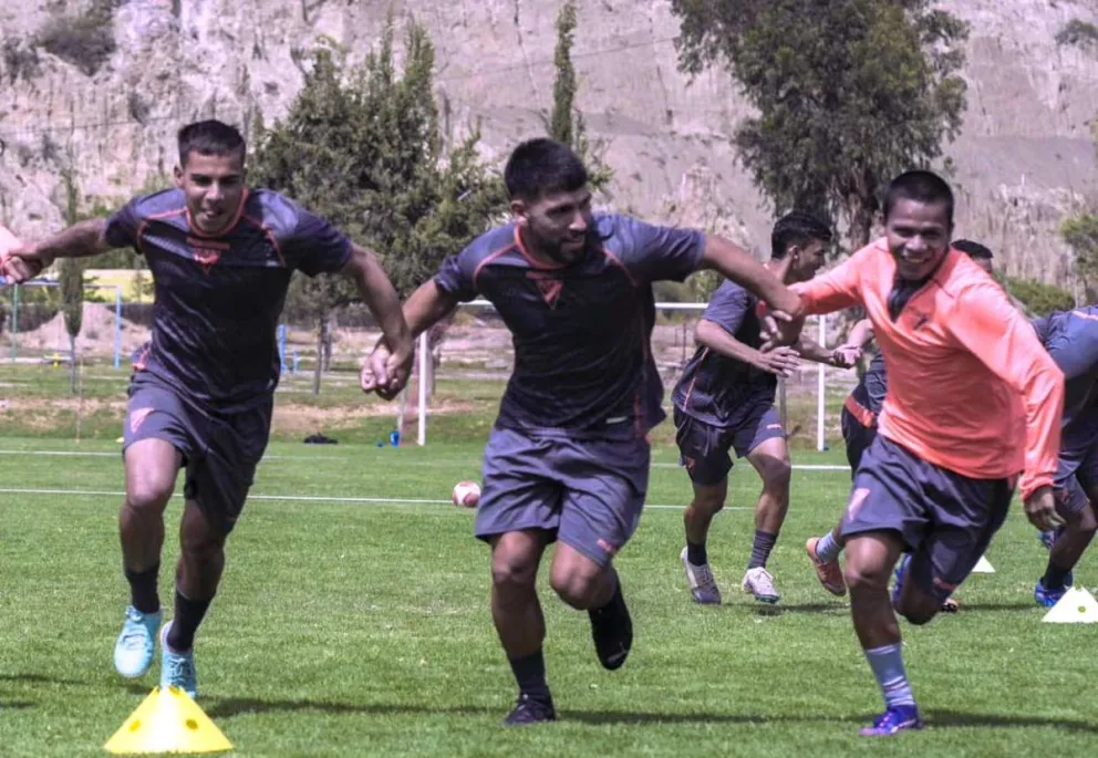 Los jugadores de Always Ready cerraron ayer sus aprestos en la zona sur. Foto: CAR