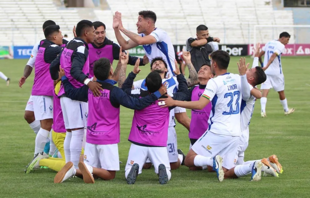 Jugadores de GV San José celebran su triunfo sobre Nacional Potosí. Foto: APG