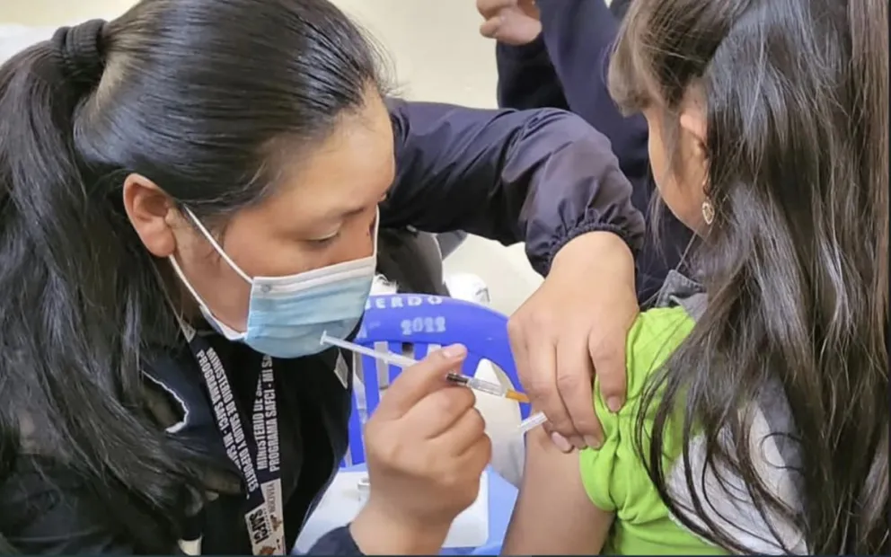 Una niña recibe una dosis de la pentavalente. Foto: Ministerio de Salud