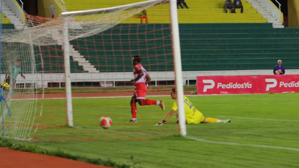 Porozo, figura de Independiente, empieza a celebrar el primer gol de su cosecha. Foto: APG