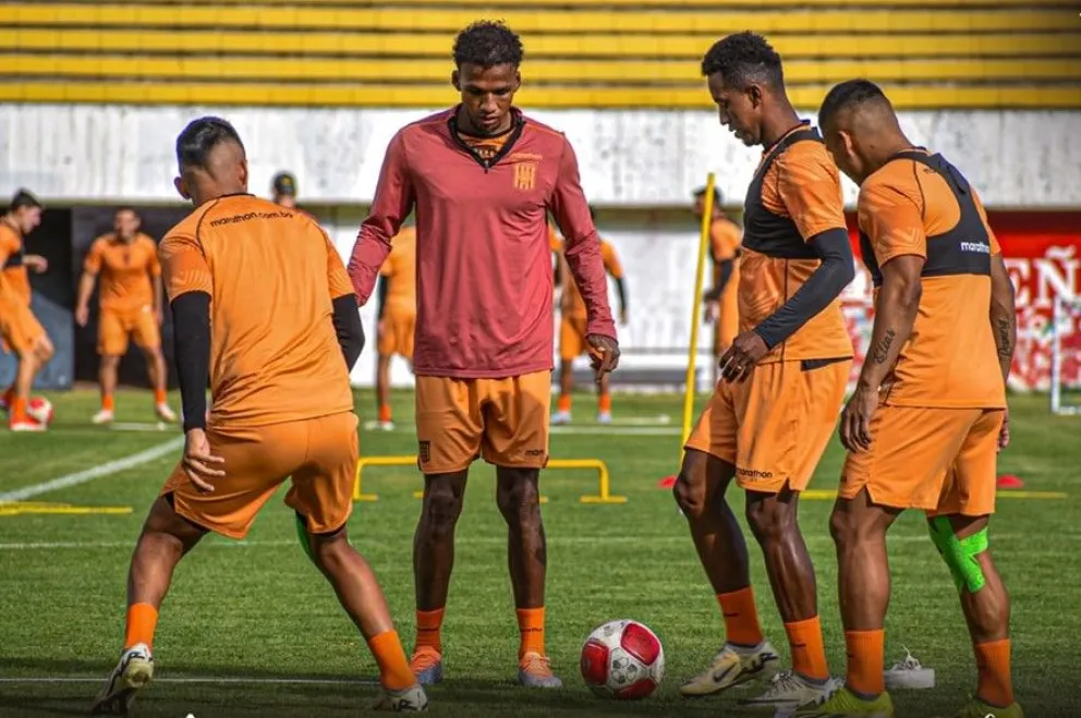 Jugadores del Tigre en un entrenamiento en su estadio de Achumani. Foto: club The Strongest