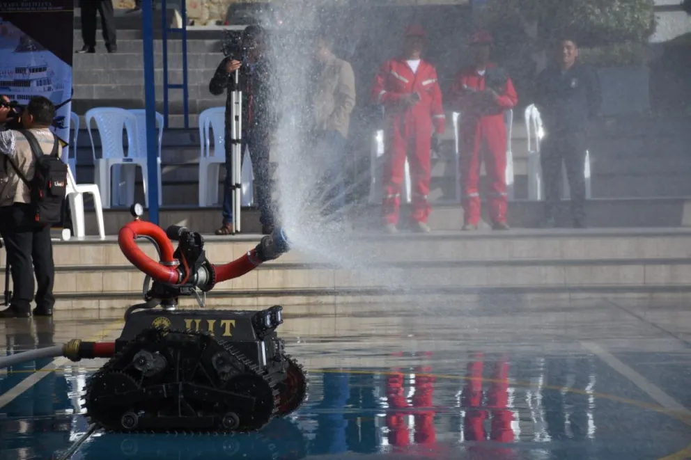 Las autoridades hicieron, este martes, una demostración del robot bombero "Erizo". Foto: APG 