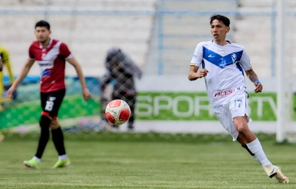 Ronaldo Sánchez, jugador de GV San José, lleva la pelota en el partido contra Nacional Potosí, que se jugó el lunes en Oruro. Foto: club GV San José