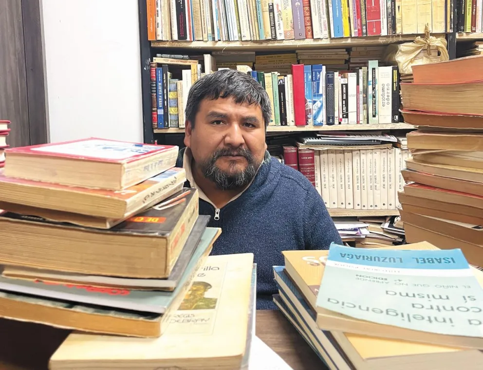 César Uscamayta en su librería, que se ubica en el centro de la ciudad de La Paz. Foto: Ignacio Vera de Rada