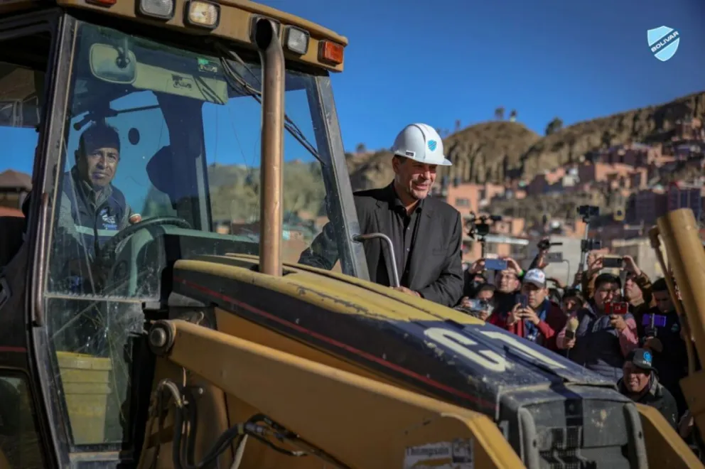 Claure en un tractor previo al inicio de obras en el estadio de Tembladerani. Foto: Club Bolívar.