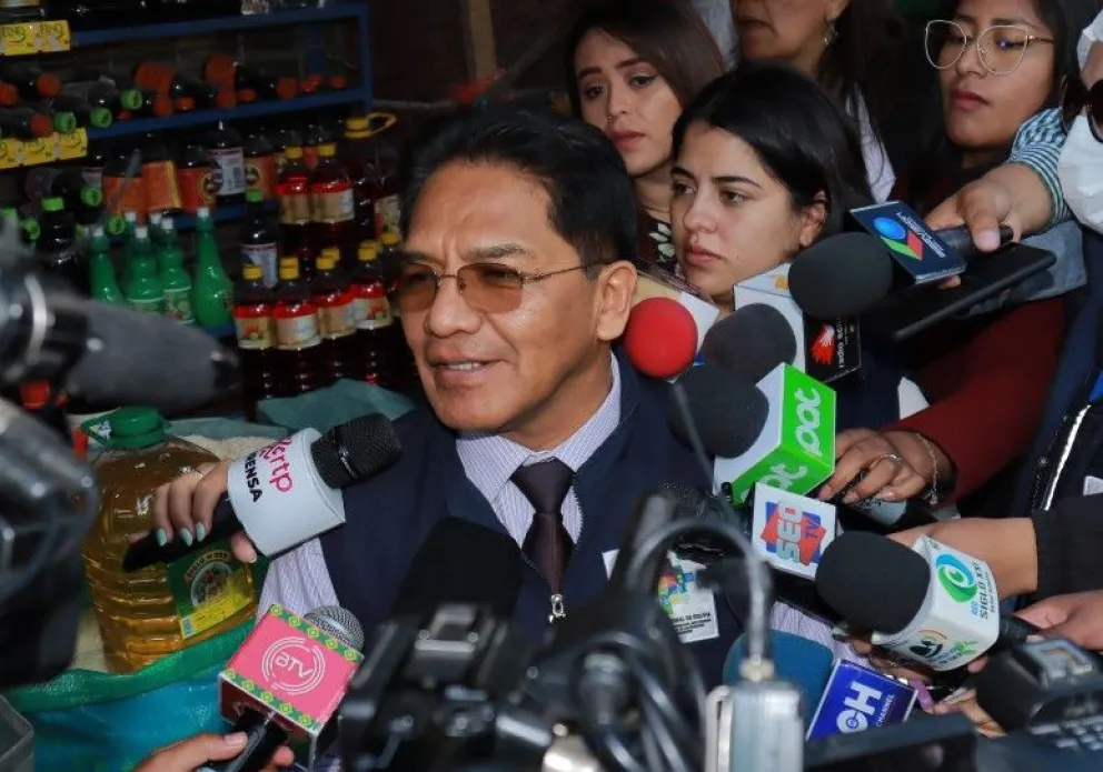 El viceministro de Defensa del usuario y Consumidor, Jorge Silva, responde a la prensa. Foto: DTV