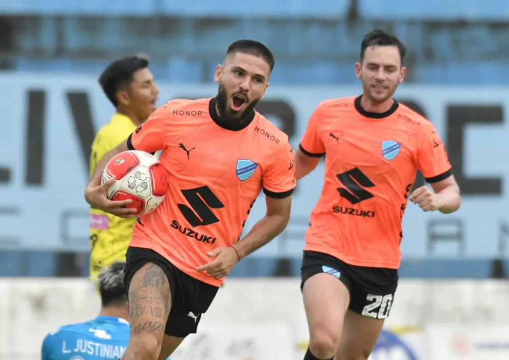 Melgar (izq.) celebra el primero de los dos goles que anotó para la Academia. Foto: APG.
