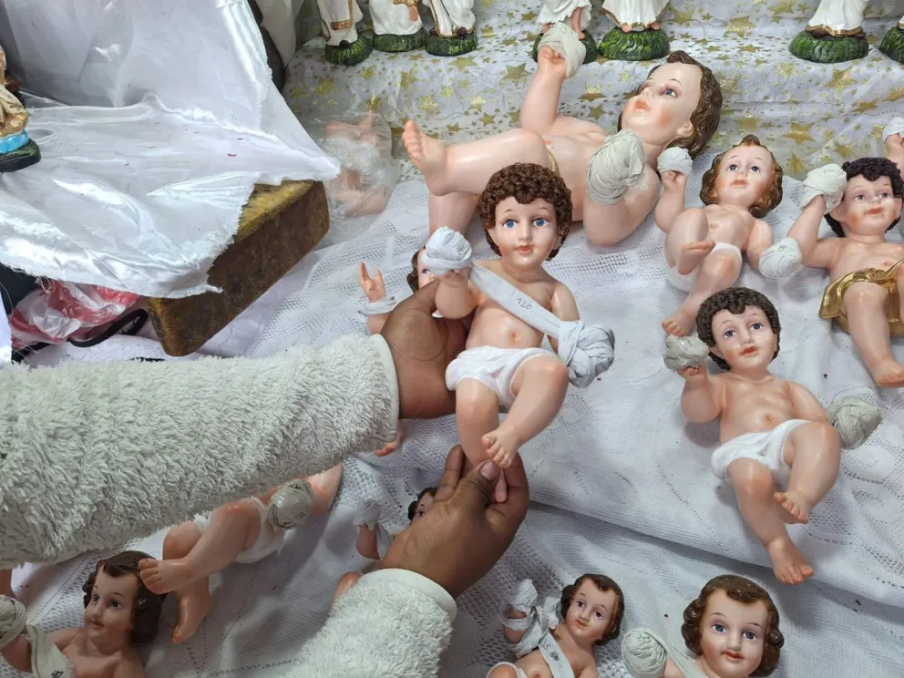 Niños de yeso, revisados por una restauradora. FOTO: Jorge Soruco/Visión 360