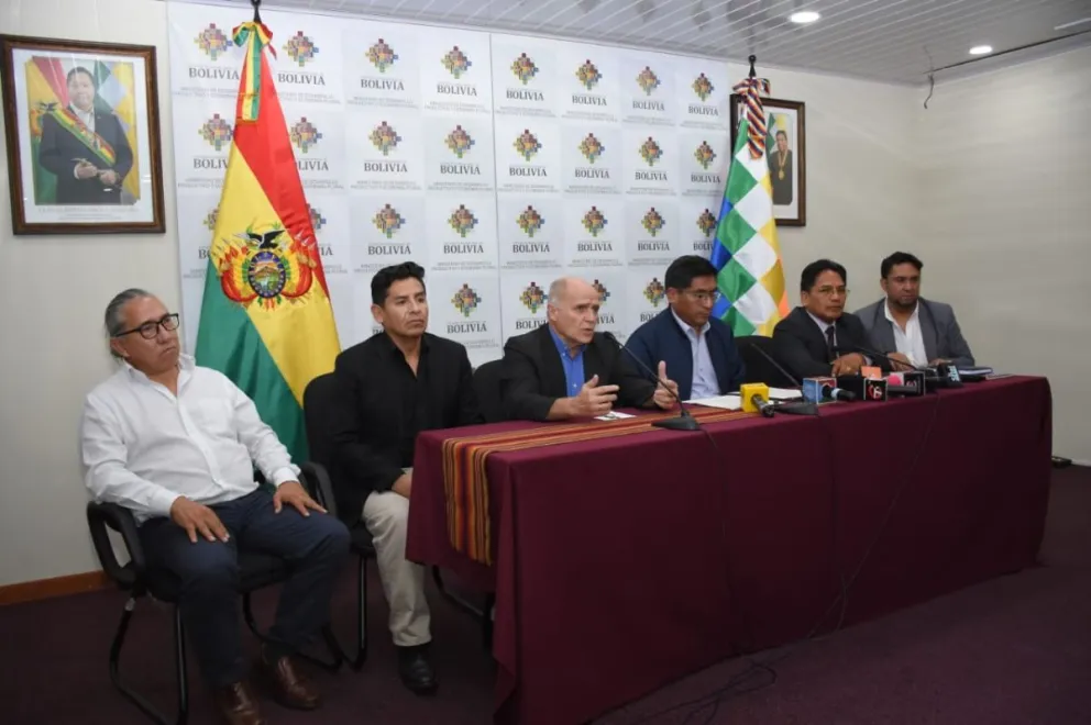 Conferencia de prensa de autoridades y productores luego de la reunión. Foto: APG