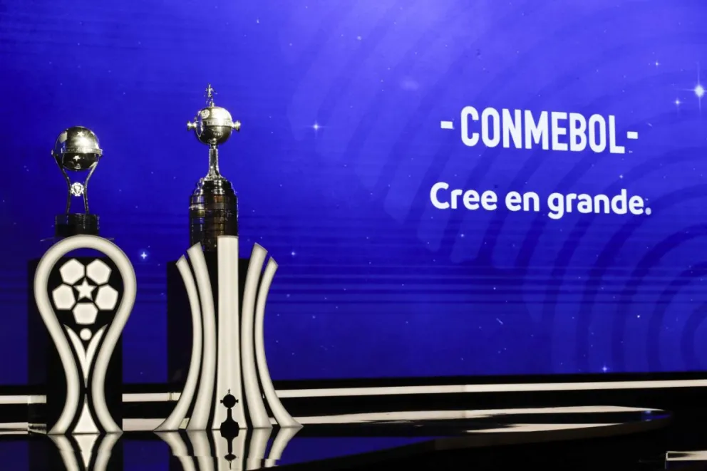Los trofeos de las Copas Sudamericana (izq.) y Libertadores. Foto: Conmebol.