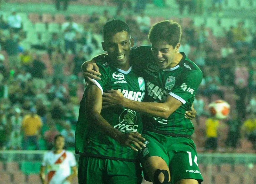 Alvarez celebra con Nacif el primer gol de los refineros en el Tahuichi. Foto: APG