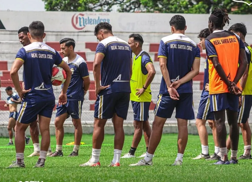 Jugadores de Real Santa Cruz participan del cierre de entrenamientos de cara al cotejo con Blooming. Foto: club Real Santa Cruz