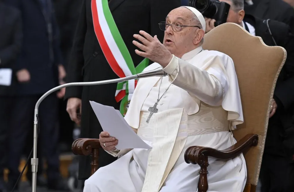 El Papa Francisco lee la oración de celebración de la Inmaculada Concepción cerca de la estatua de la Virgen María en la cima de la Columna de la Inmaculada Concepción en la Plaza de España en Roma. Foto: EFE 