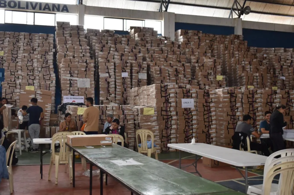 Las maletas electorales listas para la distribución en Santa Cruz. Foto: ABI / TED de Santa Cruz