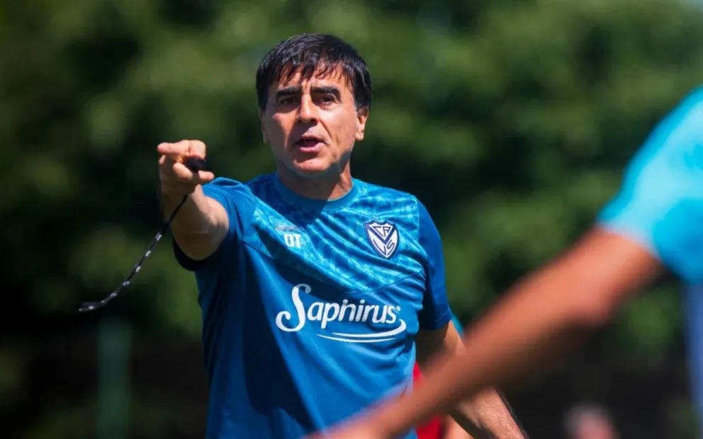 Quinteros da instrucciones durante un entrenamiento con Vélez. Foto: Vélez Sarsfield.