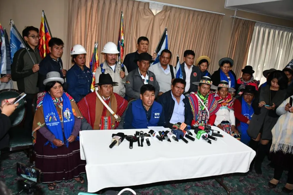 García junto a otros dirigentes, en rueda de prensa, este miércoles. Foto: APG 