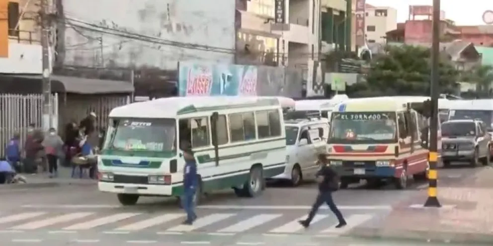 Micros circulan en la ciudad de Santa Cruz. Foto: ABI