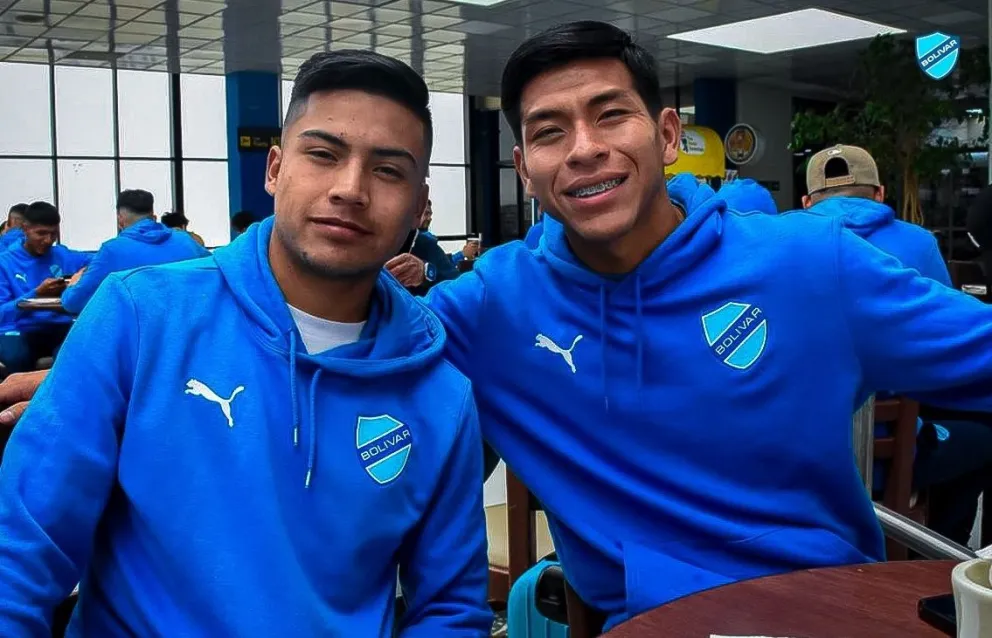 Ervin Vaca (der.) con Jhon Velásquez en el aeropuerto. Foto: Club Bolívar.