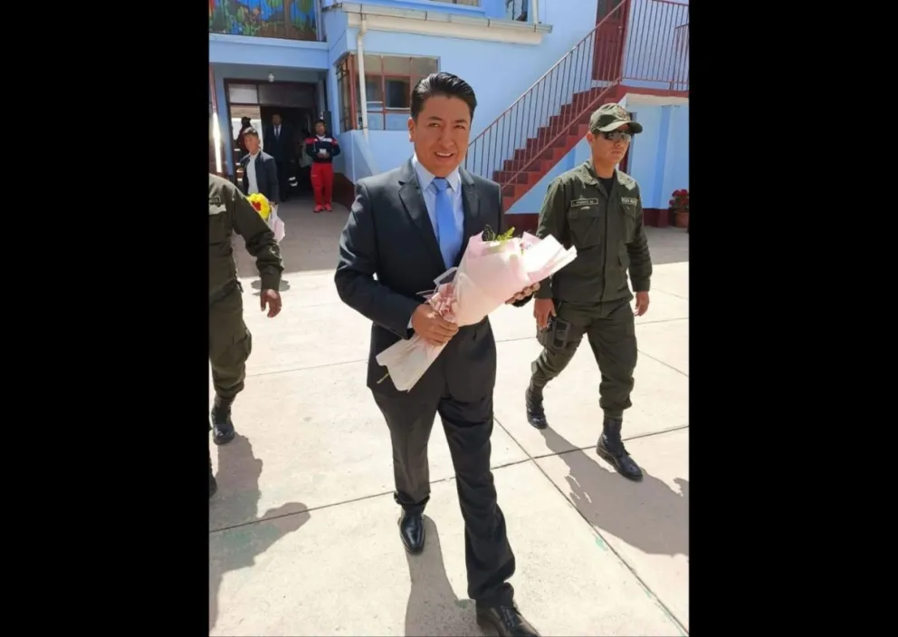 Marco Antonio Pumari, vestido de forma elegante, asistió a la graduación de su hija. Foto: M. Pumari, redes sociales.
