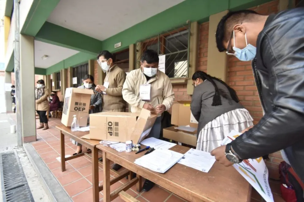 Jueces electorales preparan las mesas de sufragio. Foto: ABI