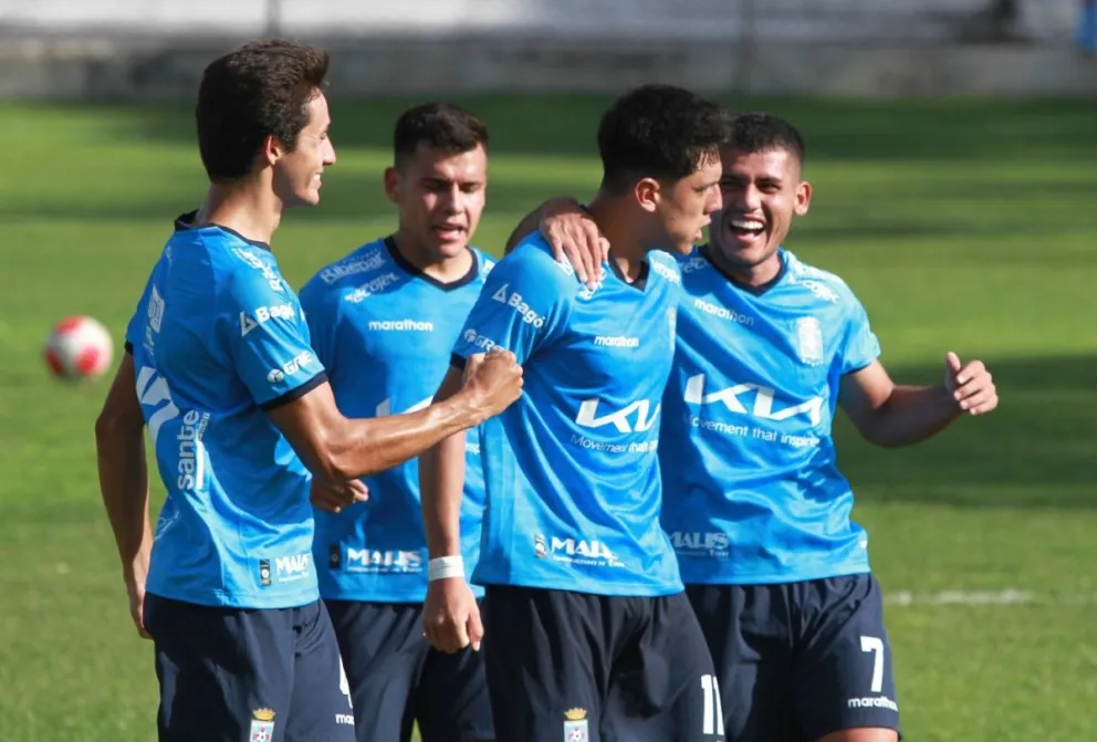César Menacho (centro) es felicitado por sus compañeros después de anotar el gol de la victoria. Foto: APG