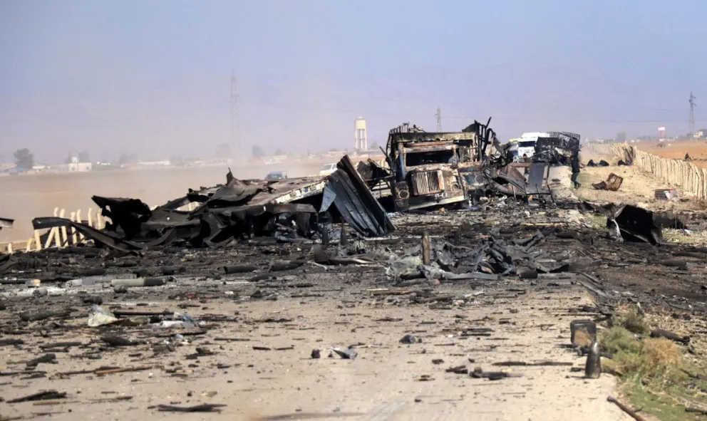 Camiones destruidos tras un ataque aéreo turco cerca de Qamishli, en el noreste de Siria. Foto: EFE