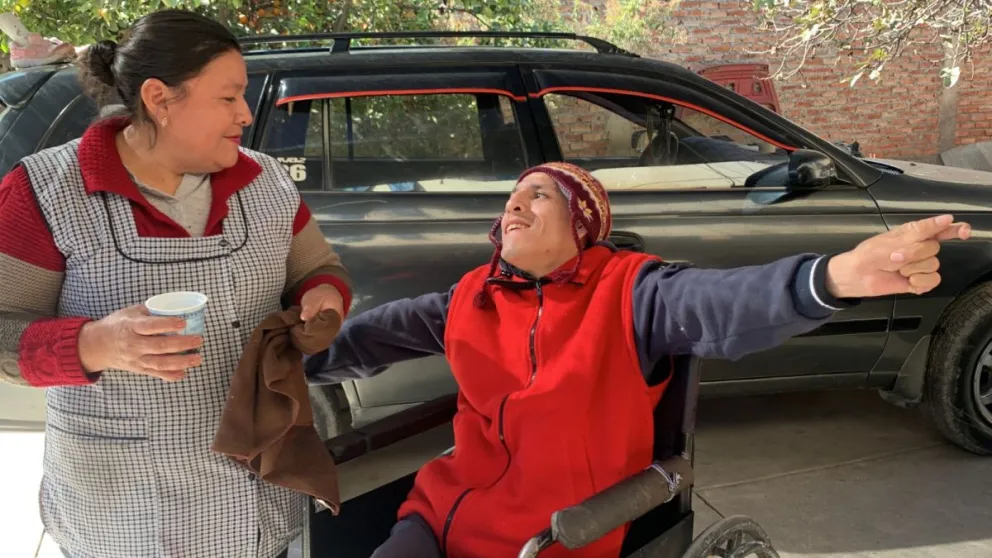 Ana María Antezana junto a su hijo Carlos Alberto Salvatierra de 33 años. Foto: Esther Mamani