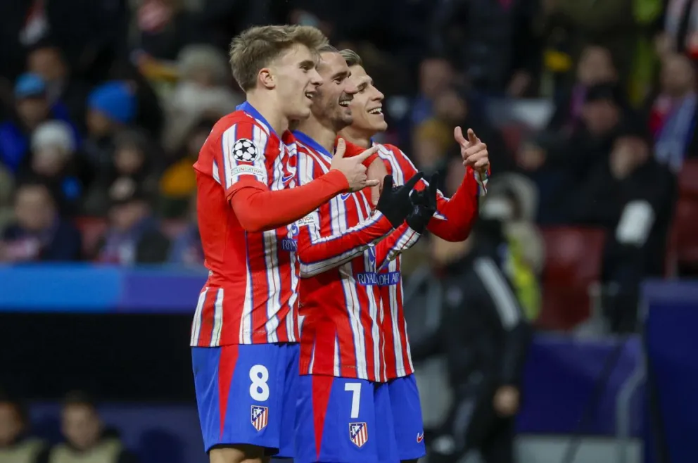Los jugadores del Atlético de Madrid, Pablo Barrios, el francés Antoine Griezmann y el argentino Giuliano Simeone, celebran el segundo gol. Foto: EFE