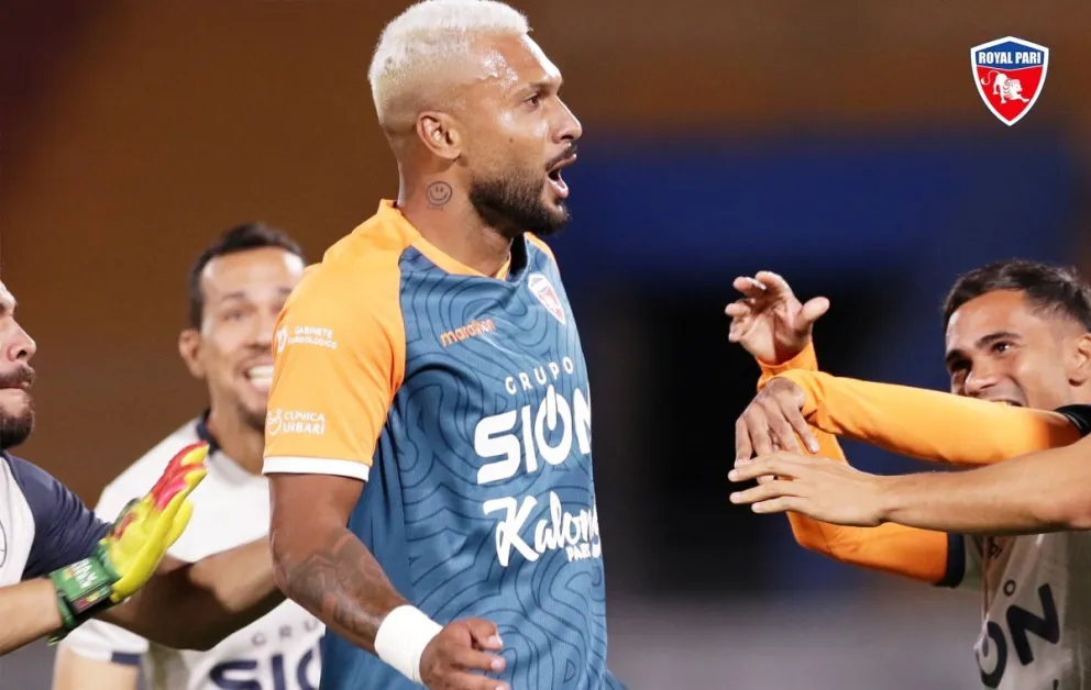 Matheus Alves celebra el segundo de los tres goles que anotó en Cochabamba. Foto: Royal Pari