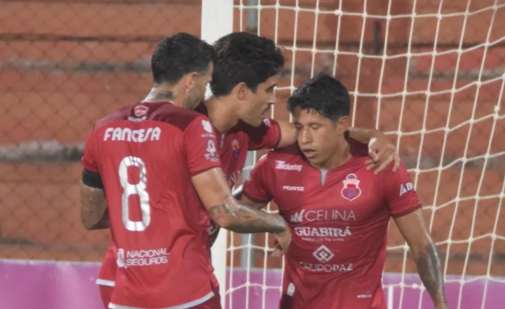 Gustavo Peredo (der.) es felicitado por sus compañeros después de marcar un gol. Foto: APG
