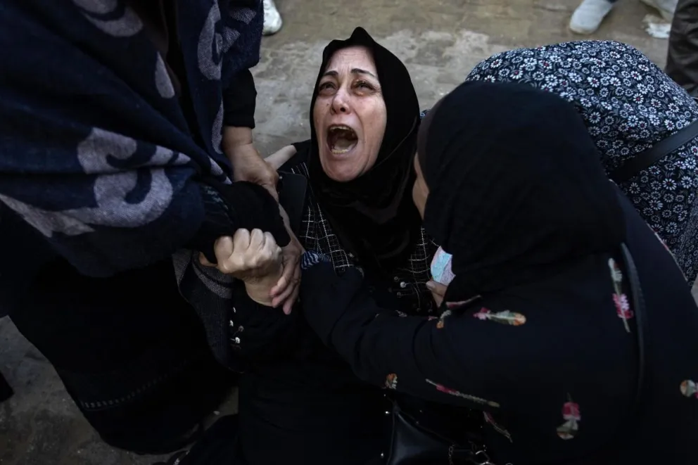 Mujeres palestinas lloran la muerte de sus familiares en un ataque aéreo israelí. Foto: EFE