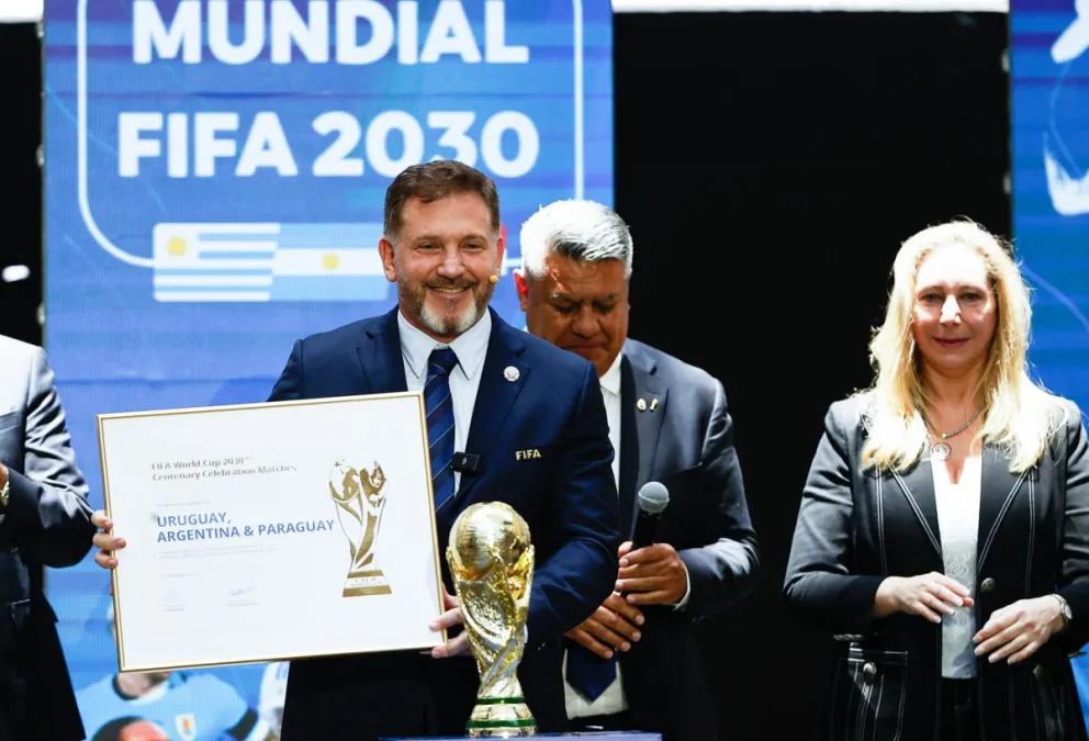 El presidente de la Conmebol, Alejandro Domínguez, sostiene la candidatura de los países sudamericanos. Foto: EFE.